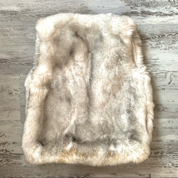 Missguided Faux Fur Vest White/ Gray / Beige NEW - Picture 4 of 6